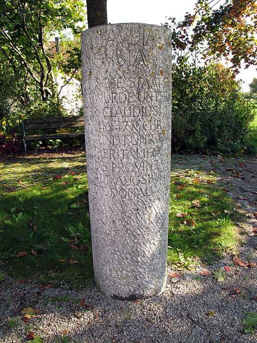 Die Stele etwas gr&ouml;&szlig;er, damit man die Inschriften sieht
