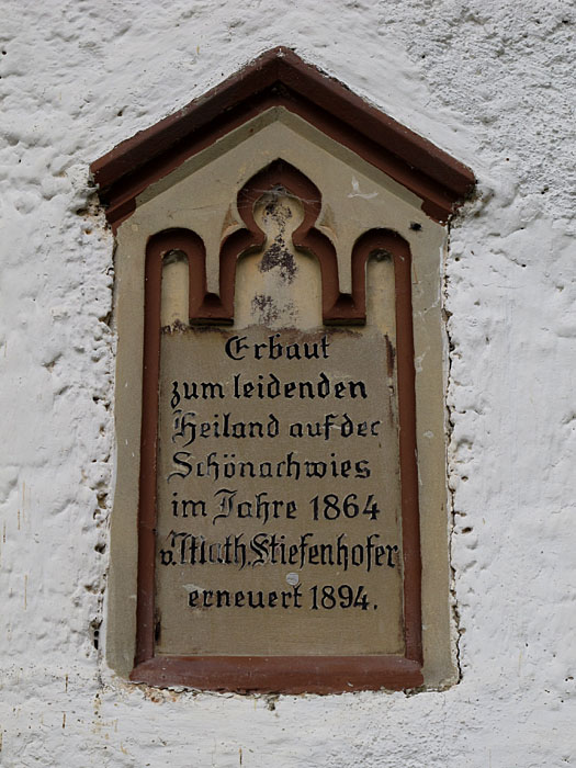 Die Inschrift &uuml;ber der T&uuml;r