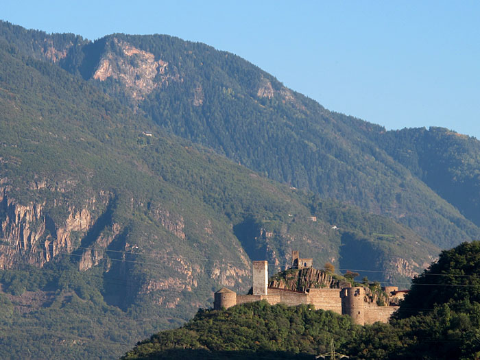 Das Schloss Sigmundskron und zugleich das Messner Mountain Museum, ab hier geht es heute nur noch bergauf