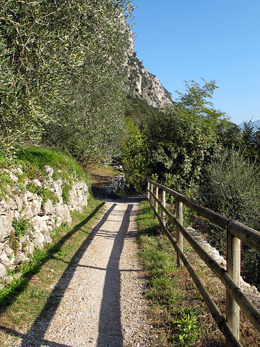 Auf leichtem Schotter geht die Fahrt weiter