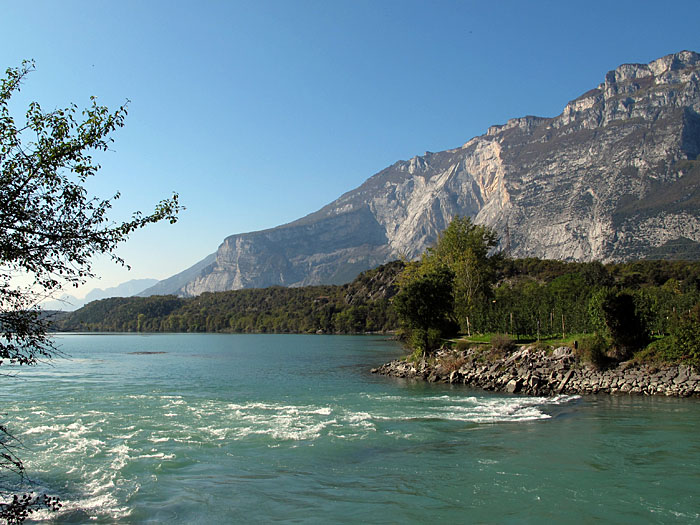 ... flie&szlig;t in den Lago di Cav&eacute;dine