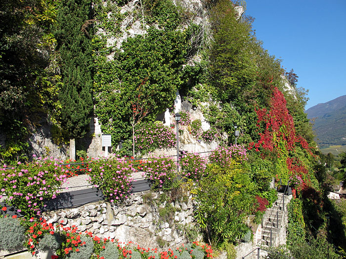 Reiche Bl&uuml;tenpracht vor dem Kirchlein