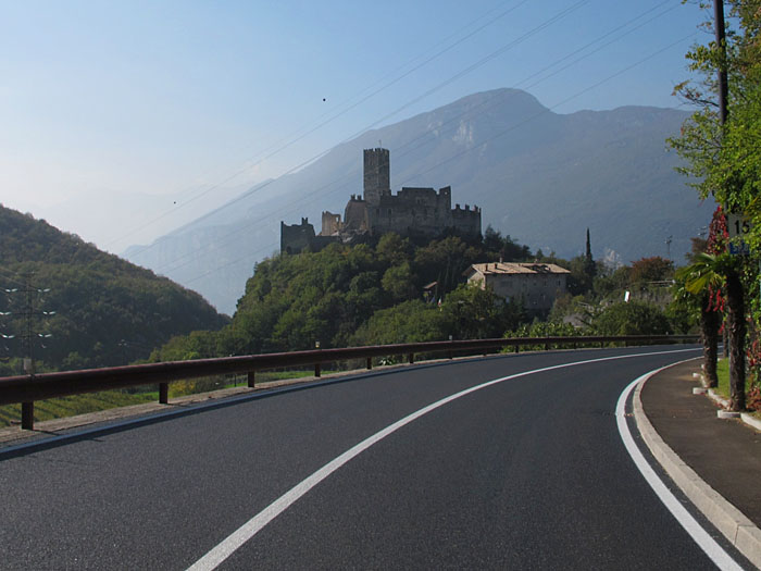 Die Burg, die man vorhin von der anderen Talseite sah