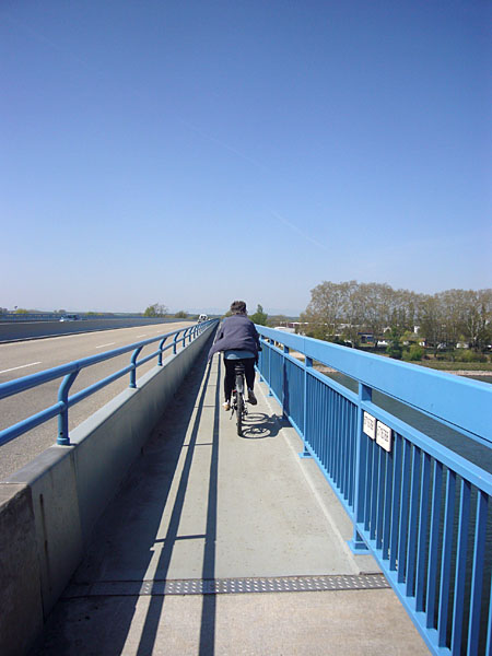 Auf der Rheinbrücke bei Germersheim
