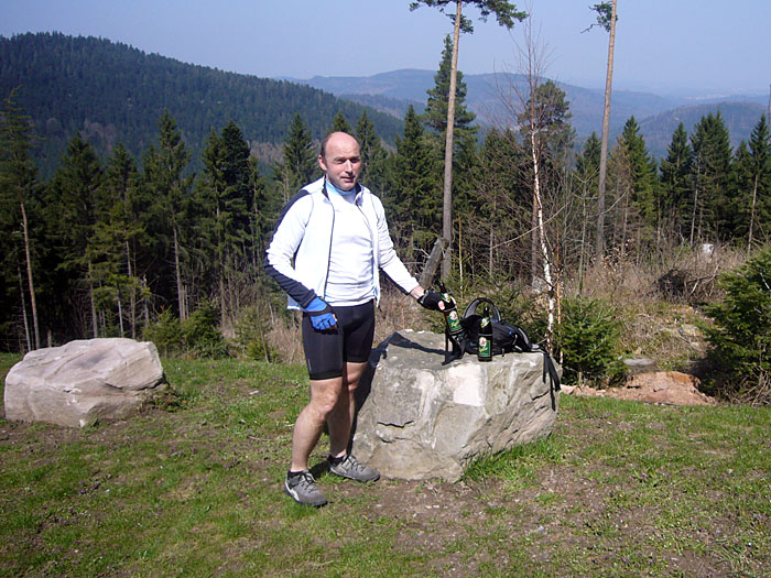 An der Hahnenfalzhütte gönnen wir uns ein Radler ...