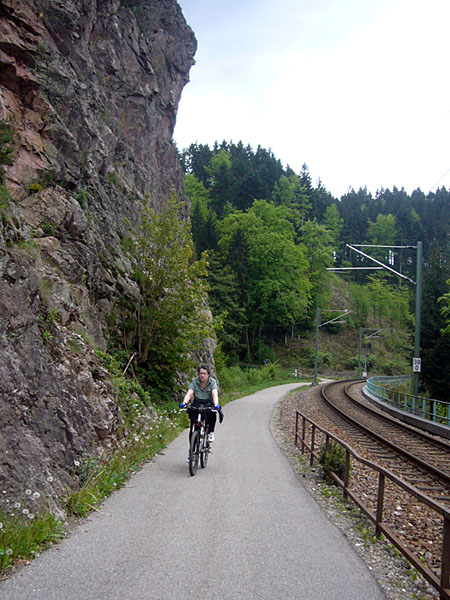 Die Strecke führt immer mehr oder weniger nah an der Bahnlinie entlang