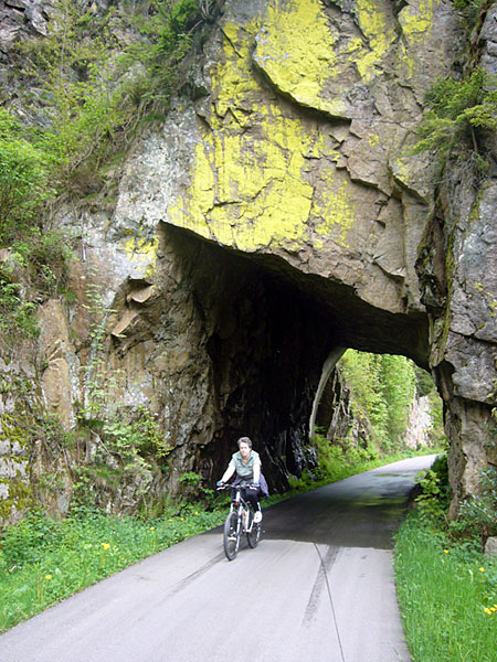 Vroni schießt durch den Tunnel