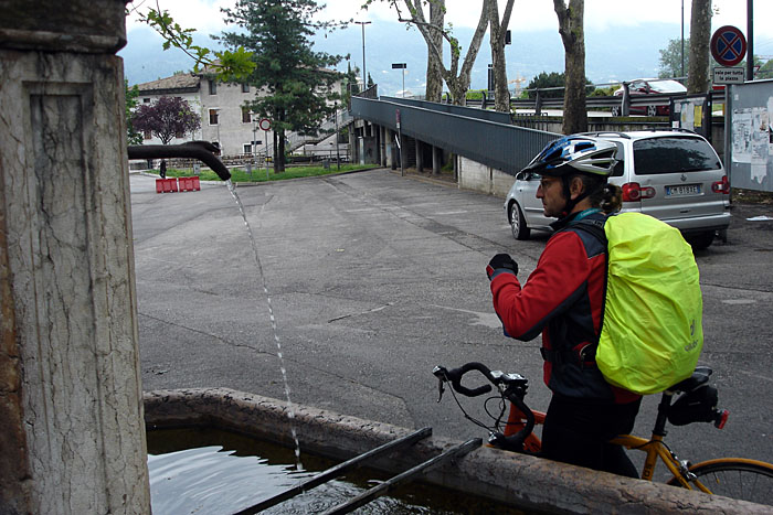 Wasser wird am Brunnen nachgefüllt