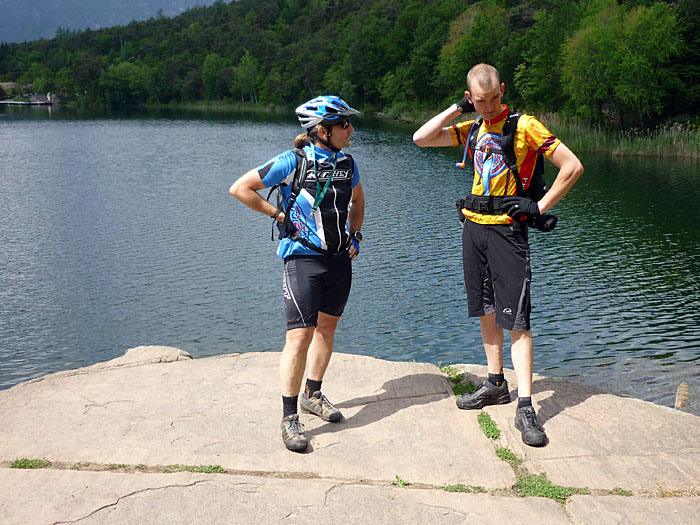 Am großen Montiggler See bewundern wir ...