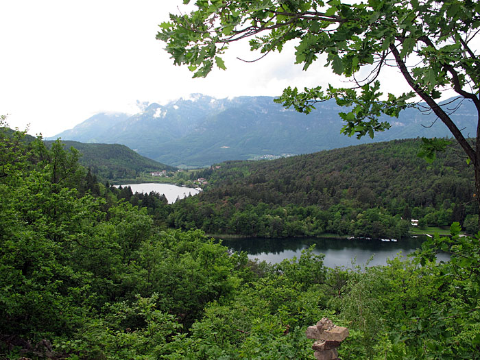 Blick auf den kleinen und großen Montiggler See