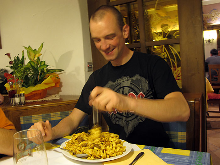 Björn bei der Vorspeise ...
