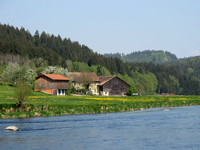 Gehöft am anderen Flussufer