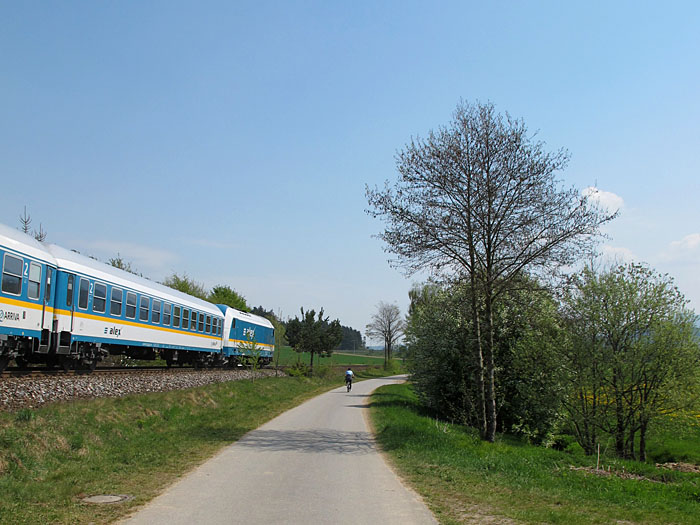 Die Eisenbahn überholt uns ;-)