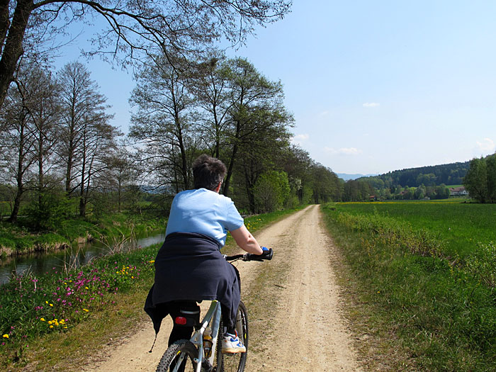 Zwischendurch lockert etwas Schotter die Fahrt auf