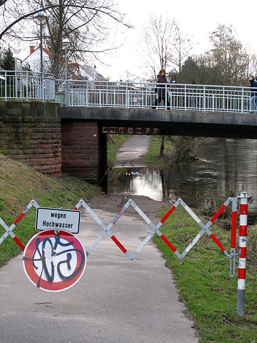 Reste der Überschwemmungen durch Schmelzwasser