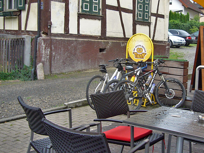Die Räder schon wieder stehen im Regen :-(