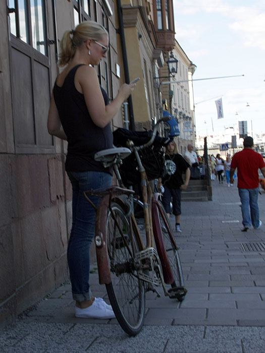 Auch in Stockholm wird ständig mit dem Handy herumgespielt