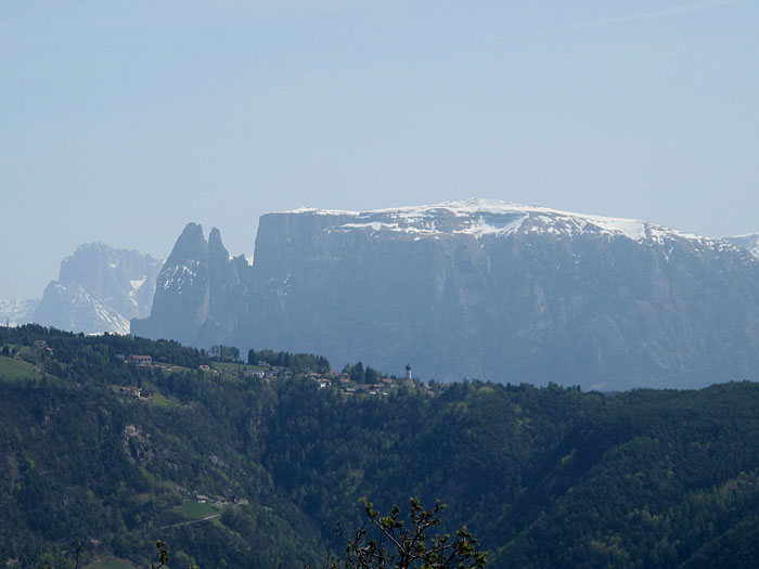 Blick von Jenesien zum gegenüber liegenden Massiv