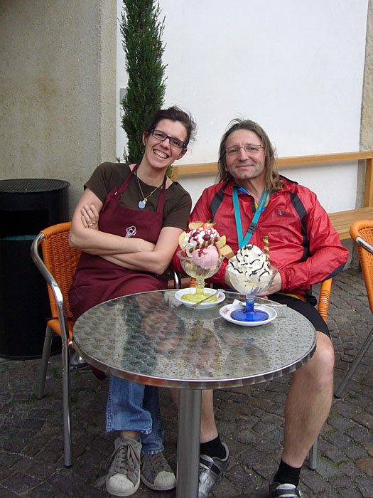 Die Eis-Chefin Margret freut sich über unseren Besuch