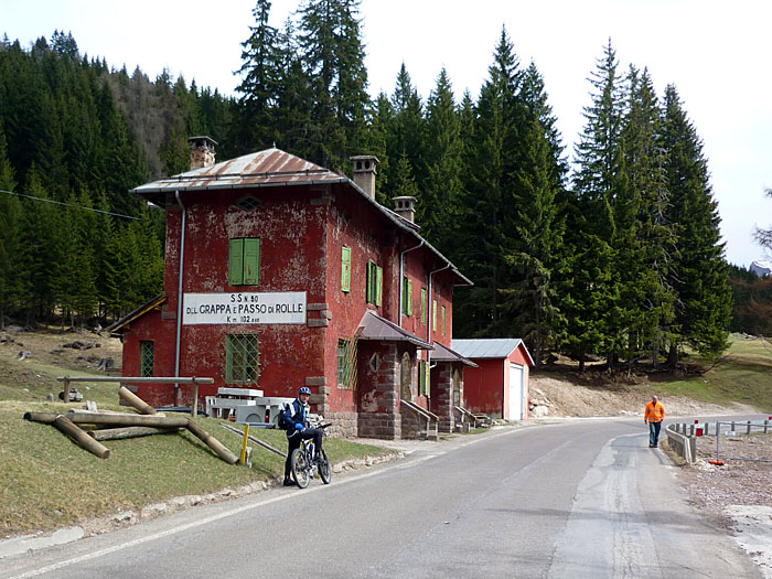 Am Straßenwärterhaus des Passes
