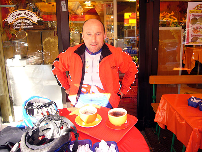 Erster Stopp in Bad Herrenalb, heier Kaffee und Sockenwechsel