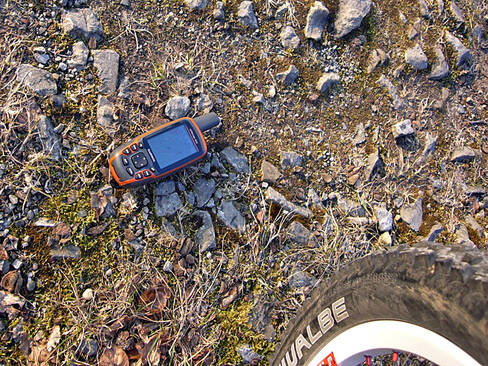 Auf ruppiger Strecke hatte ich das GPS verloren :-( Nach 1,5 km zurück bergauf habe ich es zum Glück wieder gefunden ;-)