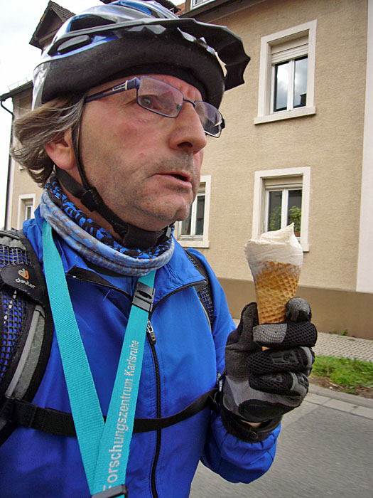 In Ettlingen gönne ich mir ein Eis ;-) und wie immer schaue ich unwirsch drein :-(