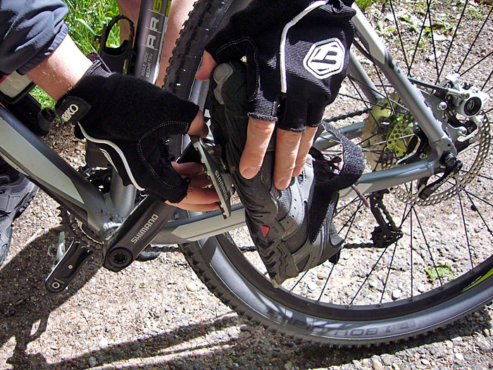 Bei Waldi ist eine Schraube locker und er kann seinen Schuh nicht mehr vom Pedal lösen ;-)