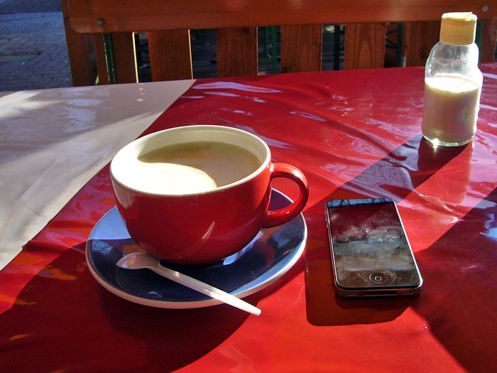 Kaffee in BH. Das Handy könnte wieder mal geputzt werden ;-)