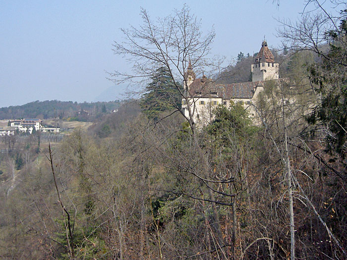 Jetzt sind wir auf Höhe der Burg ...