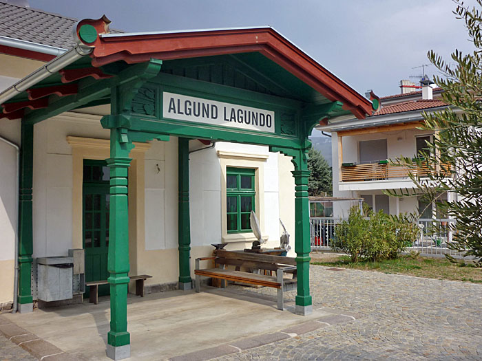 Am Bahnhof