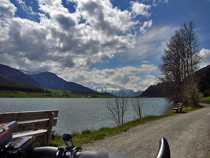 Kurzes Schotterstück am See