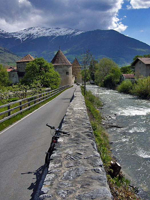 Weg am Ufer des Etsch