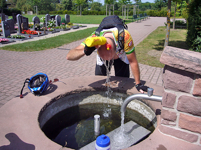 Abkühlung auf dem Friedhof. Kühles Wasser ist bei der Hitze mehr als notwendig