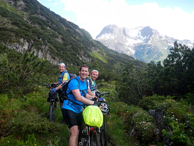 Ein anderer Mountainbiker fotografierte uns auf der Schrofenpasshöhe
