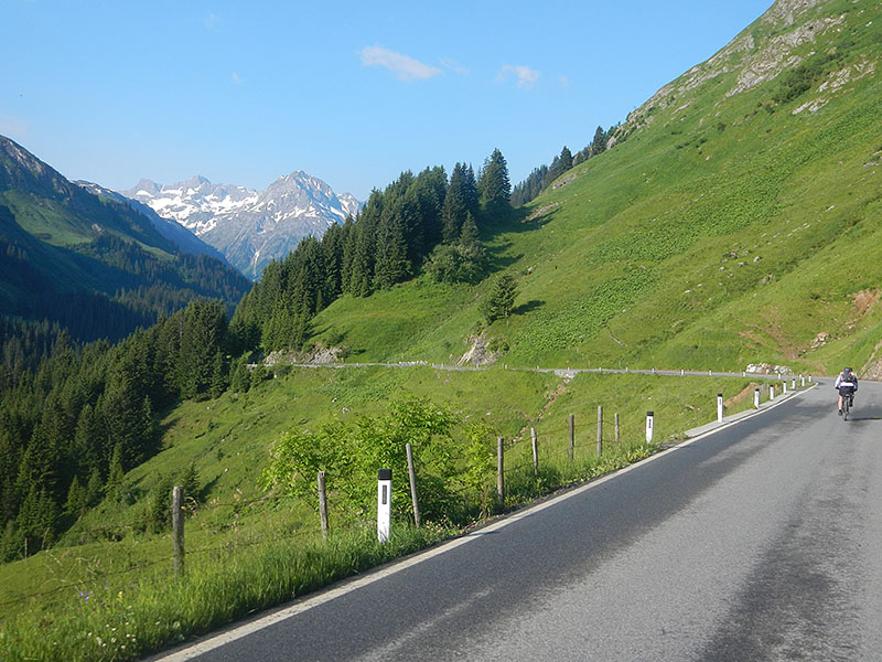 Die Straße ist weniger abschüssig, als es auf dem Bild aussieht :-(