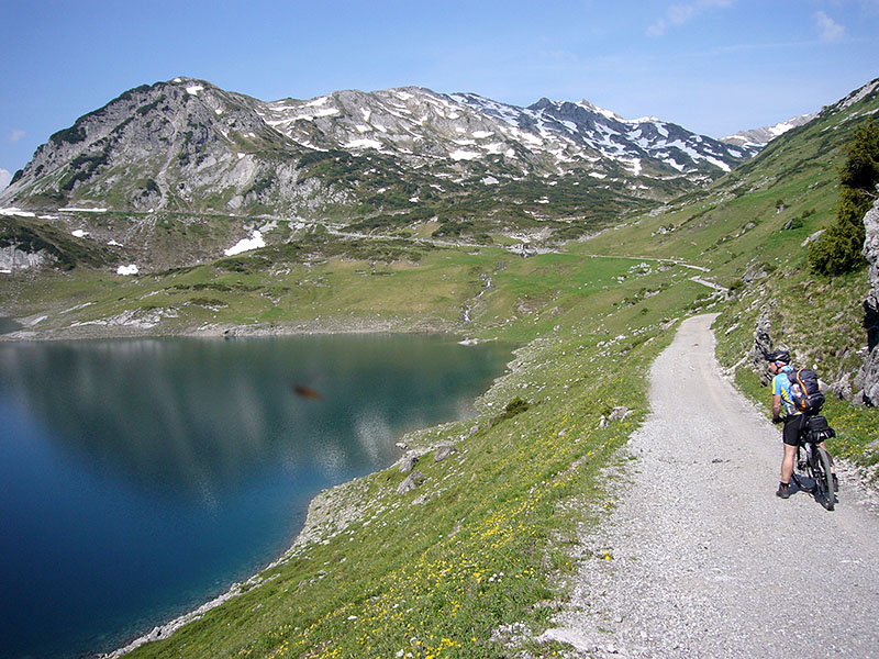 Wo der Weg links endet, liegt die Freiburger Hütte