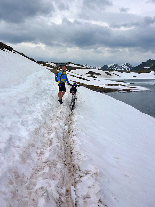 Unter dem Schnee sind manchmal Wasserlöcher ...