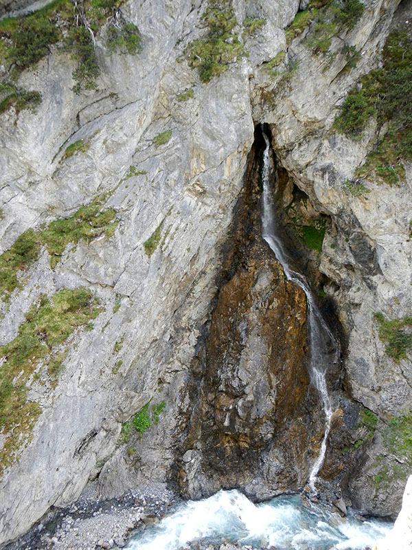 Überall strömt Wasser die Wände hinunter