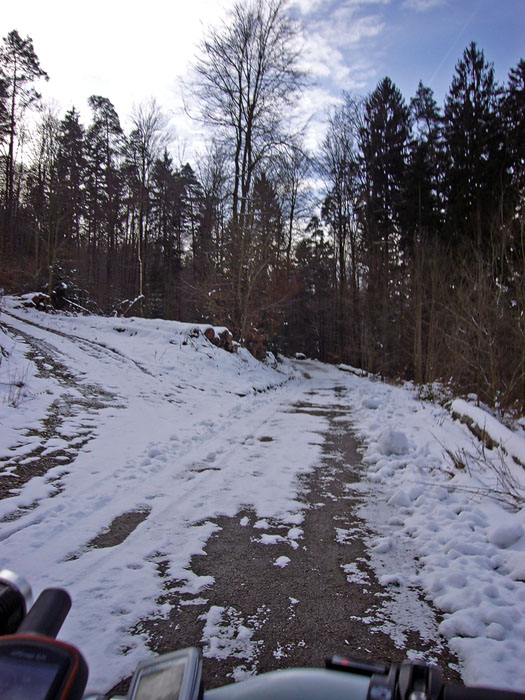 Stellenweise ist der Schnee/das Eis weggetaut