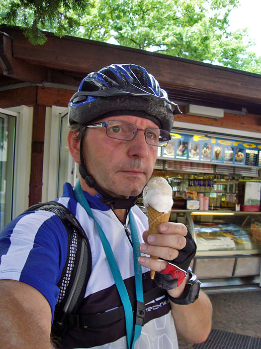 Eis in Ettlingen, ein bisschen mehr Freude könnte ich schon zeigen ;-)