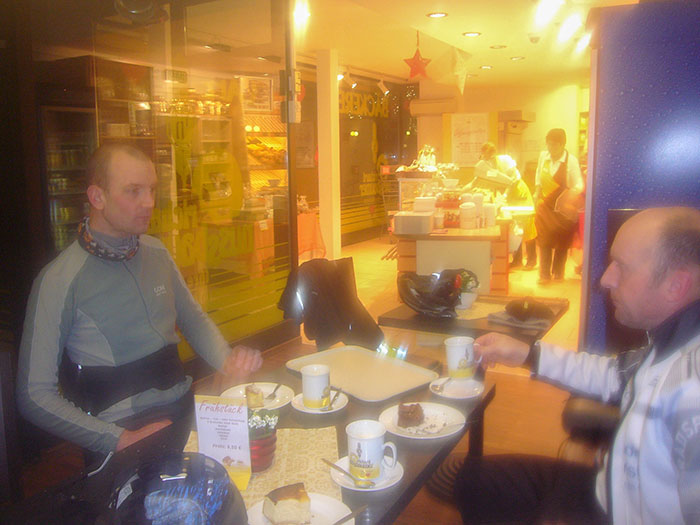 Im Café in Bad Herrealb ...