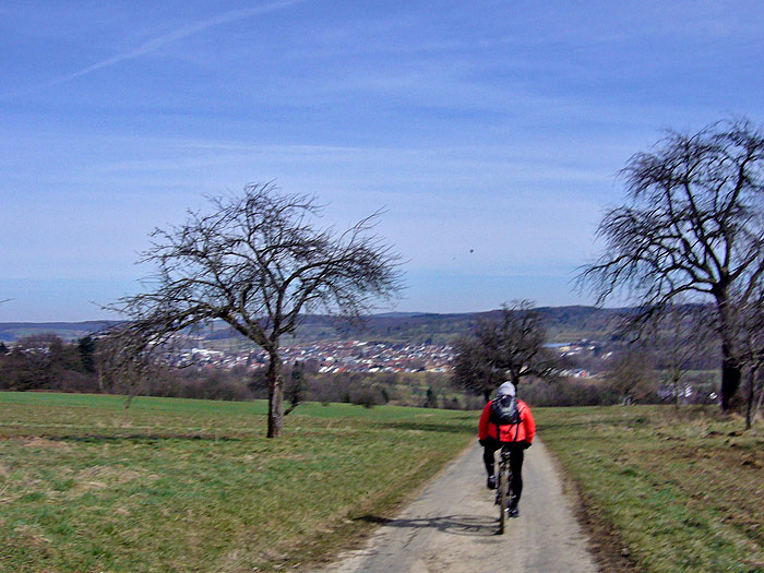Die keinen Punkte über dem Horizont sind Schlammbrocken, die von Reinis Rad weggeschleudert werden