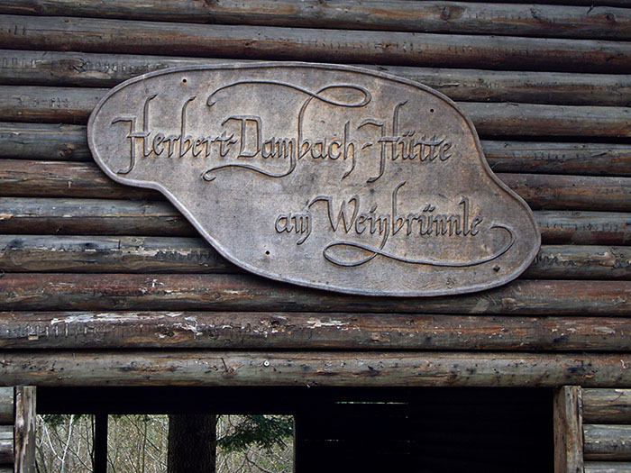 Hütte mit Weinbrunnen, letzter war leider ausgetrocknet ;-)