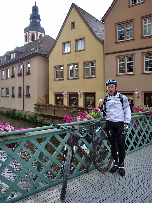 Nach dem Eis, rollen wir durch den stärker werdenden Regen nachhause