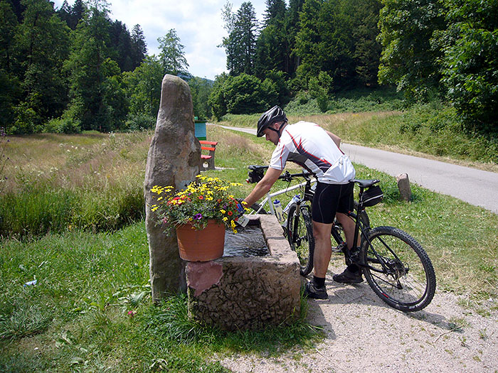 Am Brunnen können wir nicht lange verweilen ...