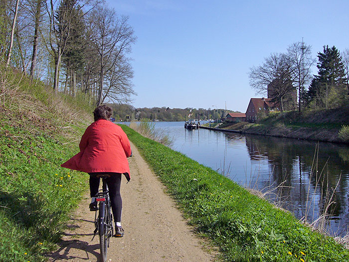Vor uns liegt der Möllner Ziegelsee