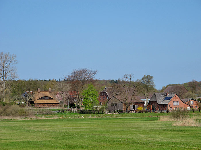 Gehöft in der Nähe des Kanals