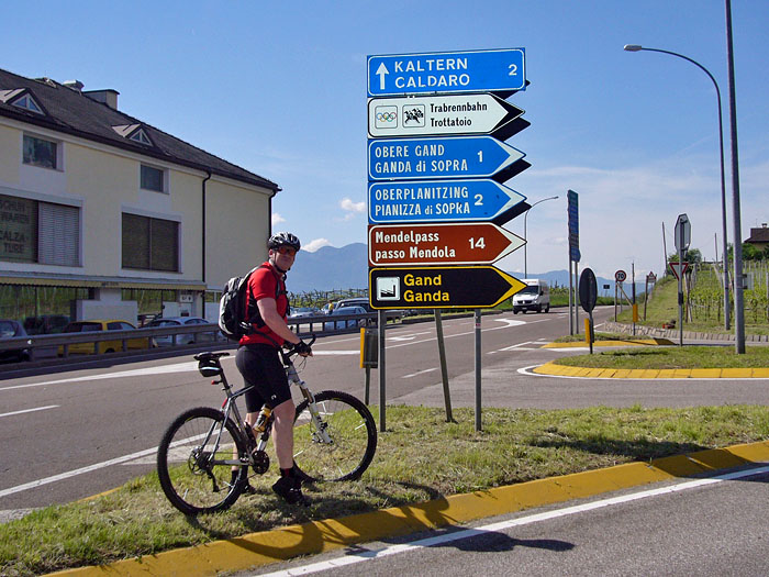Ein paar Stunden später stehen wir schon am Fuß des Mendelpasses  