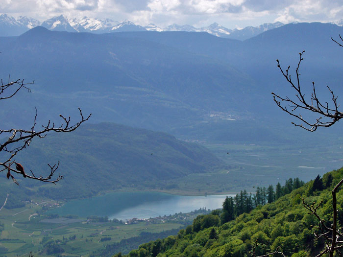Der Kalterer See und im Hintergrund schneebedeckte Berge